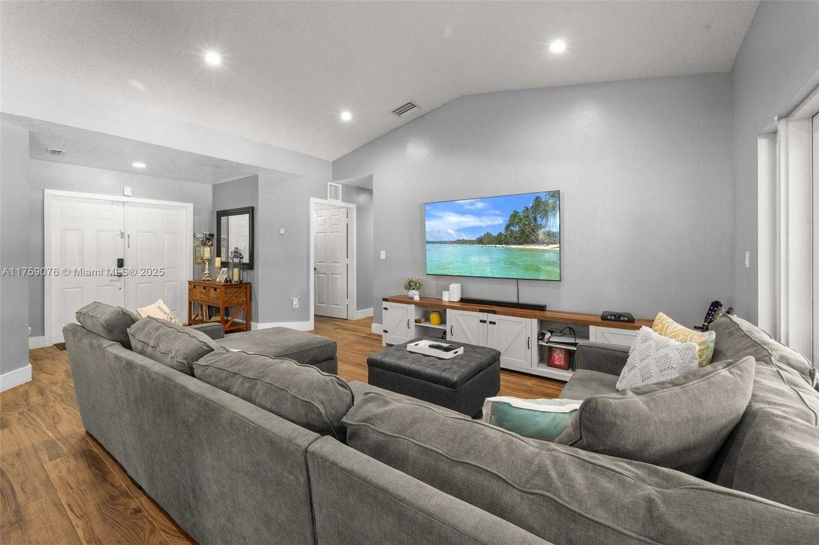 Small Image of 20438 SOUTH WEST 327TH ST, Homestead Number 14