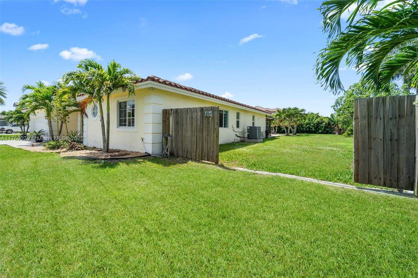 Small Image of 20438 SOUTH WEST 327TH ST, Homestead Number 4