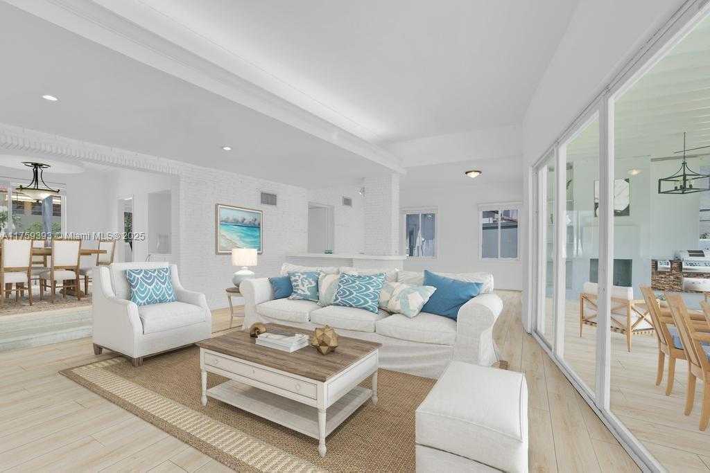 Small Image of 5861 LA GORCE DR, Miami Beach Number 14