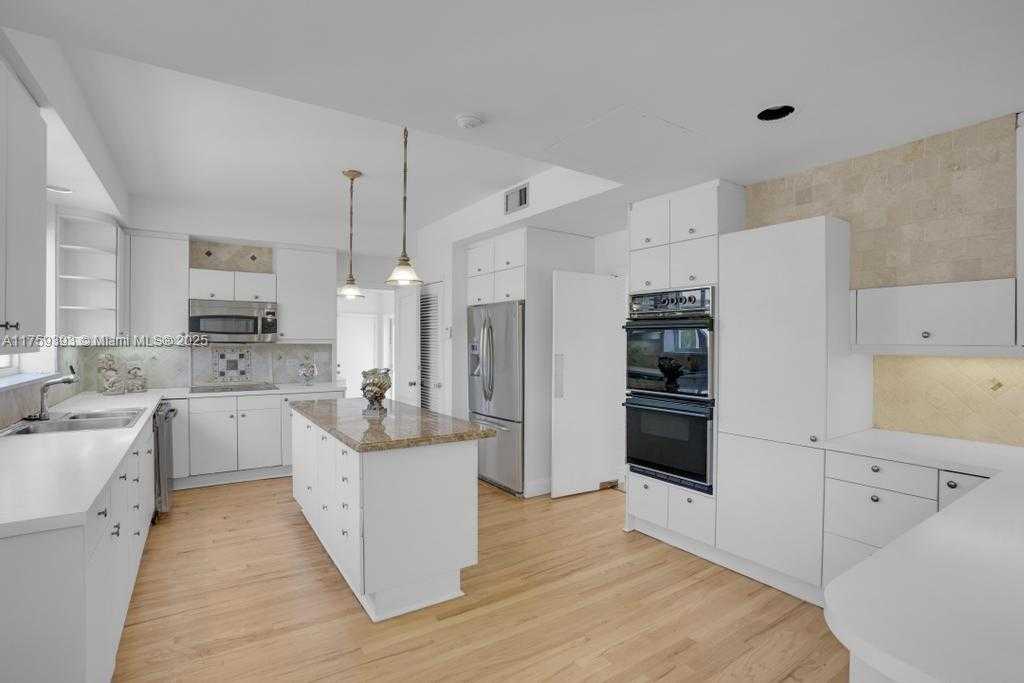 Small Image of 5861 LA GORCE DR, Miami Beach Number 18