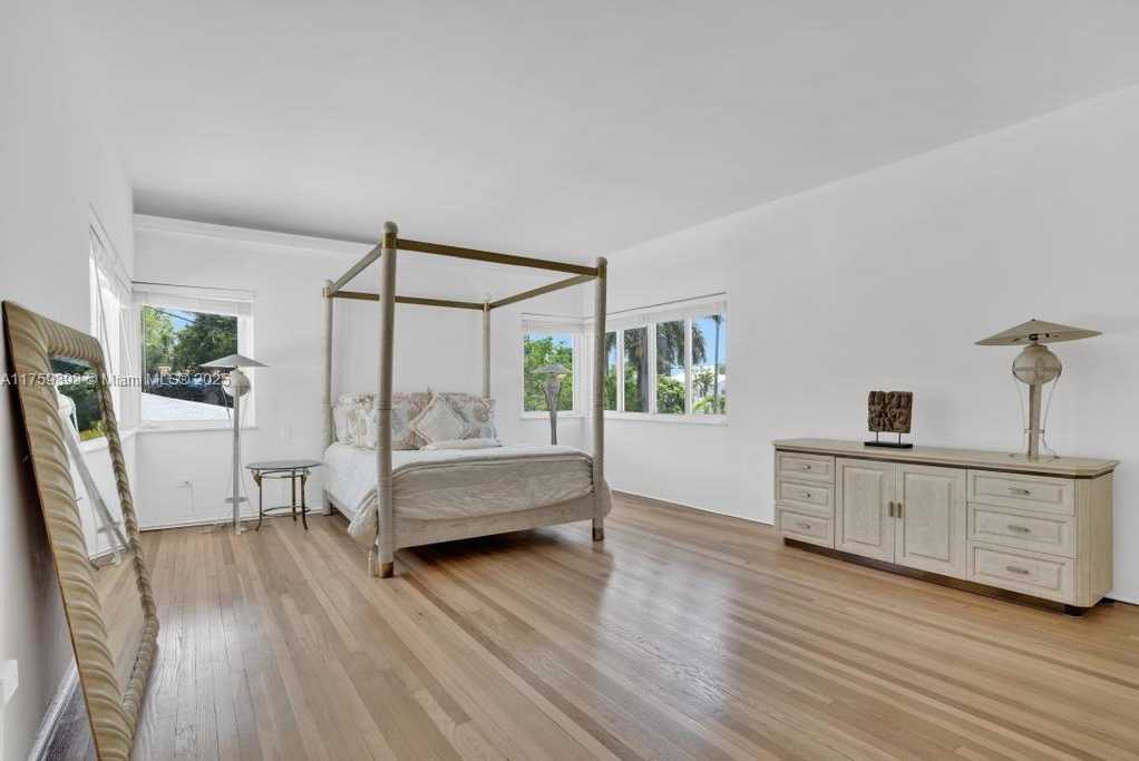 Small Image of 5861 LA GORCE DR, Miami Beach Number 25