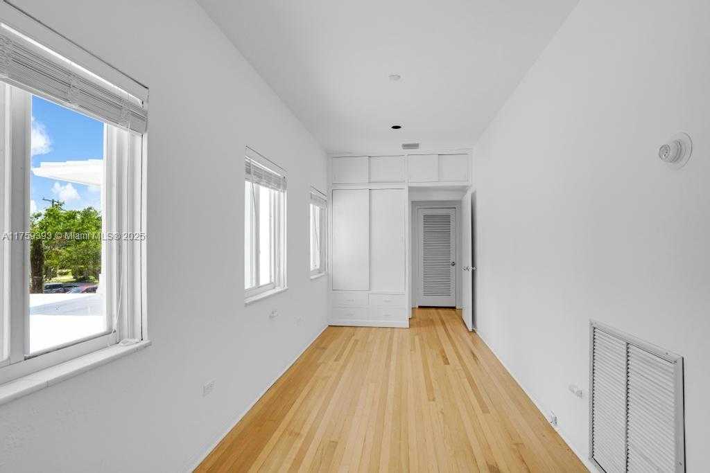Small Image of 5861 LA GORCE DR, Miami Beach Number 31