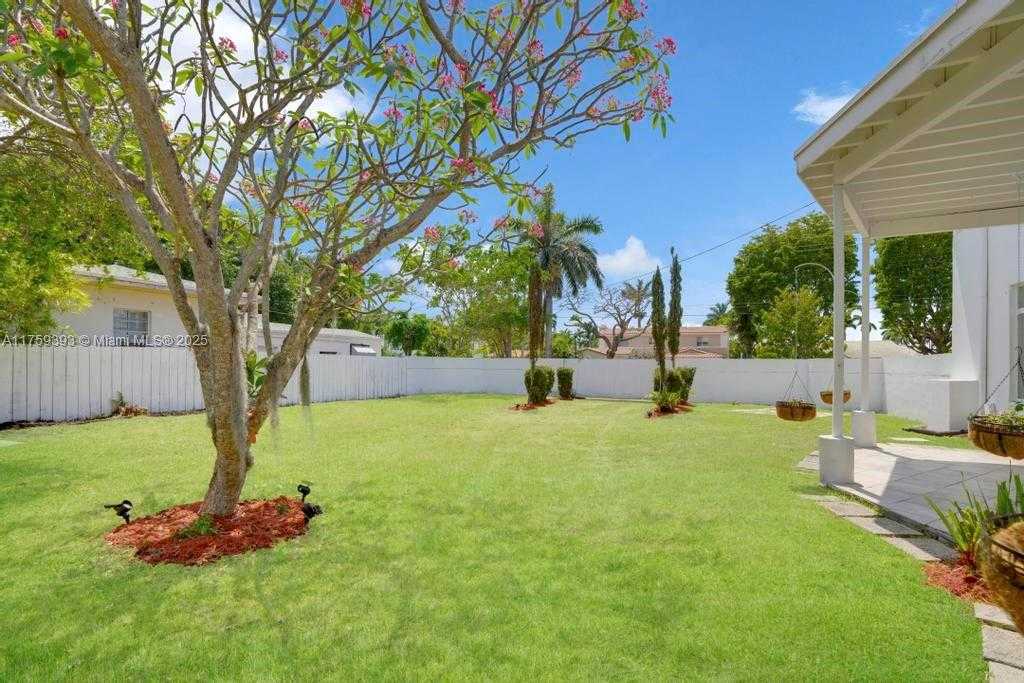 Small Image of 5861 LA GORCE DR, Miami Beach Number 39