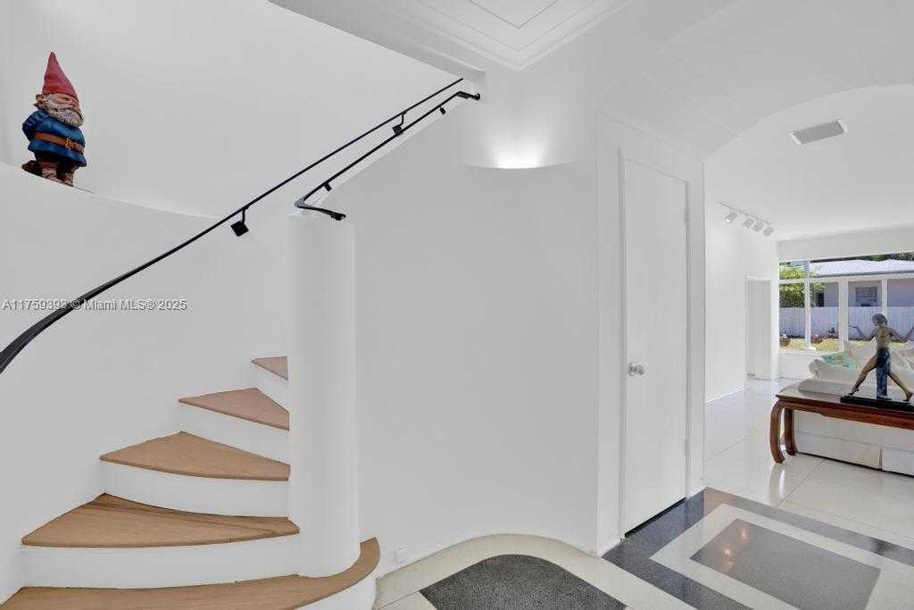 Small Image of 5861 LA GORCE DR, Miami Beach Number 8