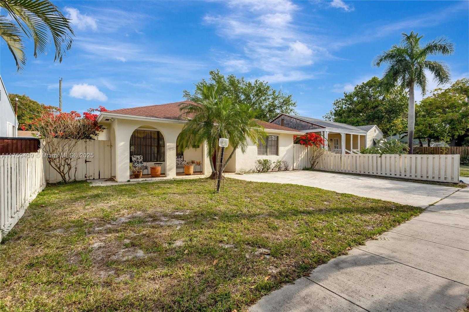 Small Image of 713 HIGHLAND DR, West Palm Beach Number 2