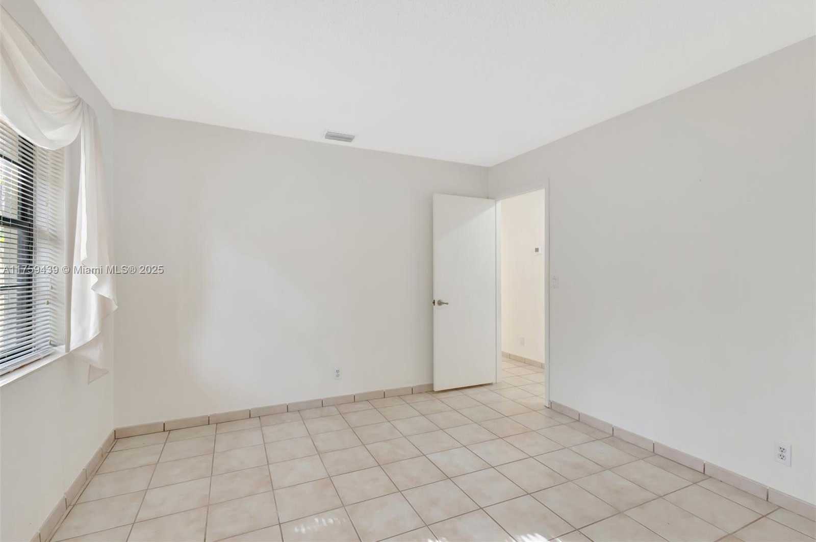 Small Image of 713 HIGHLAND DR, West Palm Beach Number 27