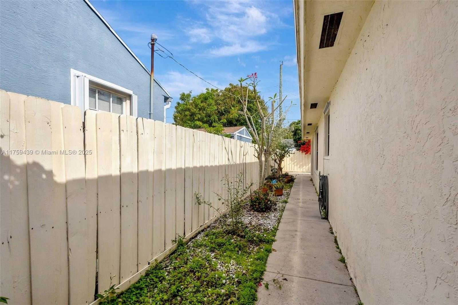 Small Image of 713 HIGHLAND DR, West Palm Beach Number 30