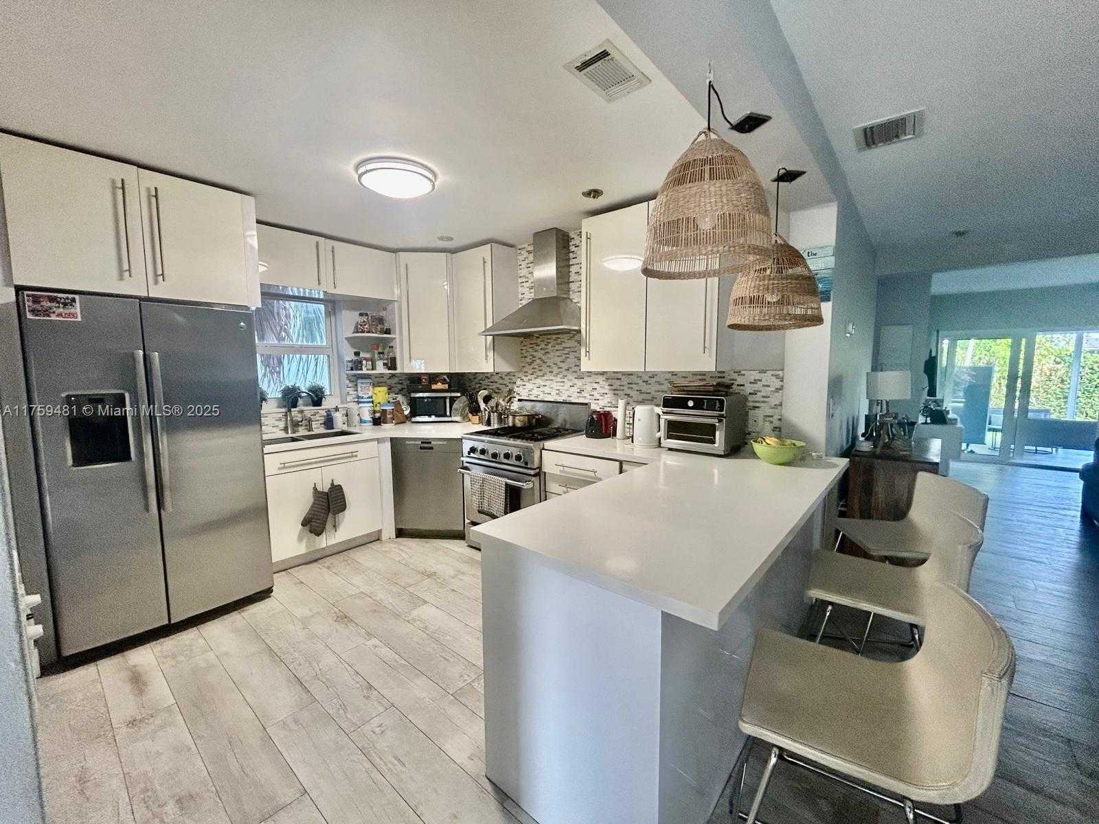 Small Image of 8859 EMERSON AVE, Surfside Number 7