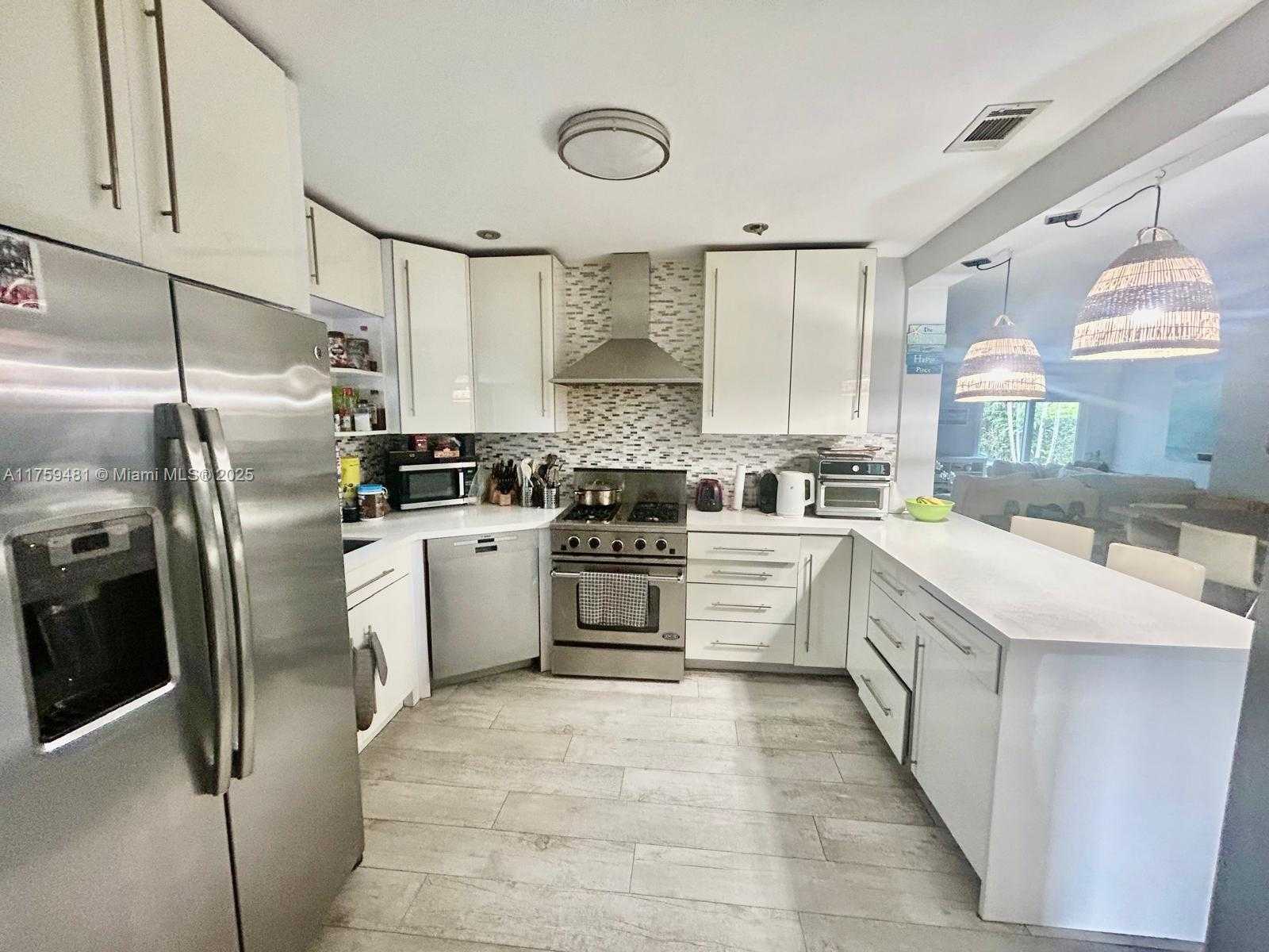 Small Image of 8859 EMERSON AVE, Surfside Number 8
