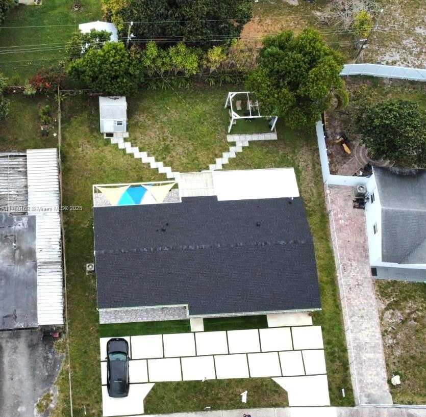Small Image of 4410 NORTH WEST 174TH DR, Miami Gardens Number 3