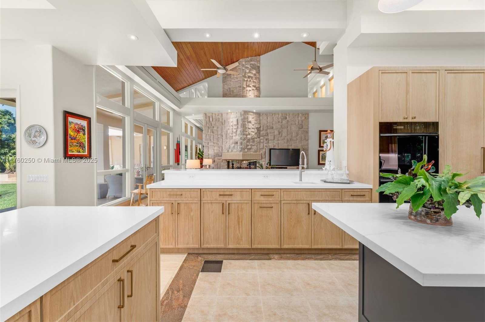 Small Image of 665 LEUCADENDRA DR, Coral Gables Number 7