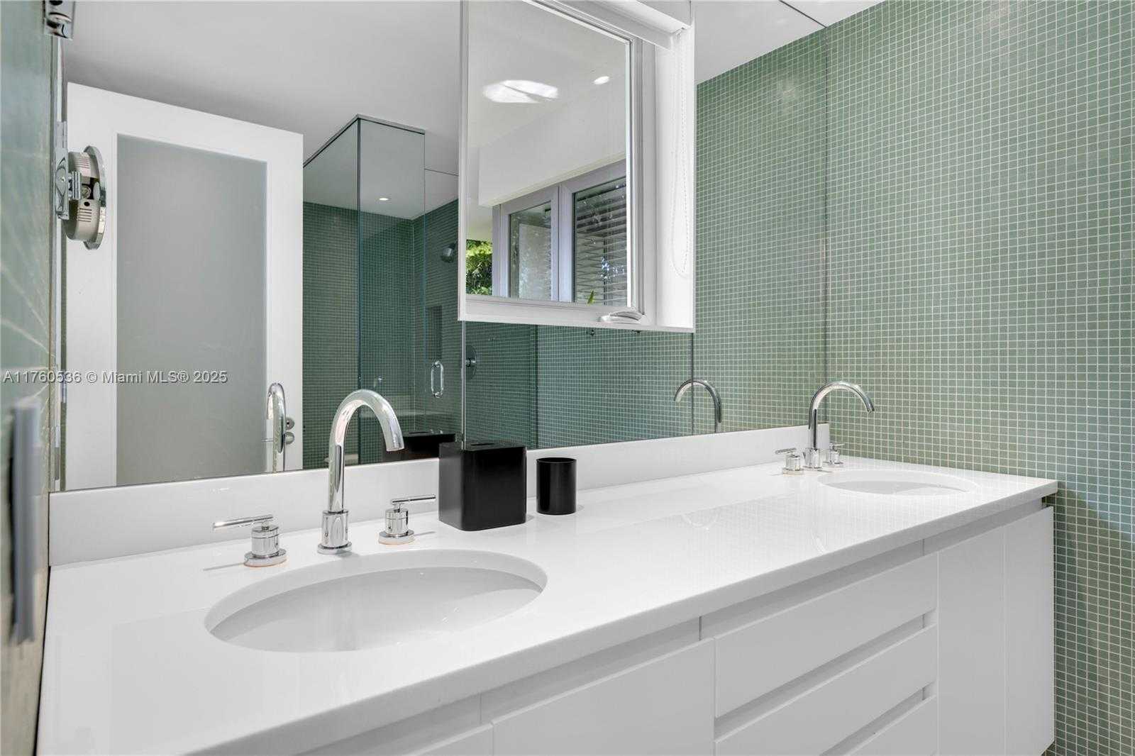 Small Image of 6380 NORTH BAY RD, Miami Beach Number 26