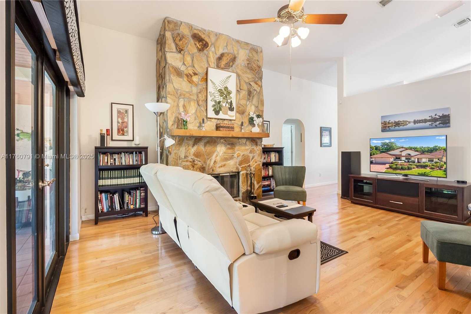Small Image of 1520 EAST OAK KNOLL CIR, Davie Number 14