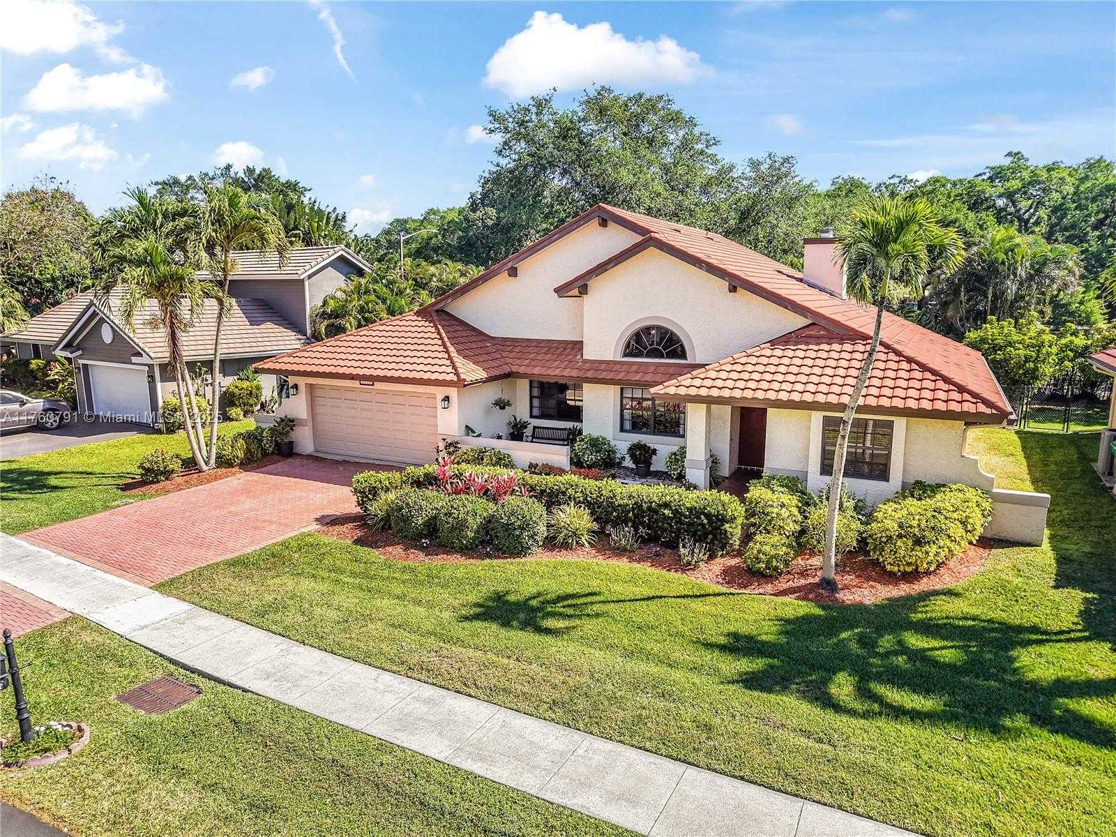 Small Image of 1520 EAST OAK KNOLL CIR, Davie Number 2