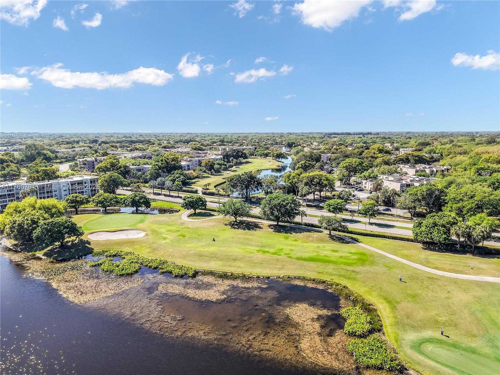 Small Image of 1520 EAST OAK KNOLL CIR, Davie Number 52