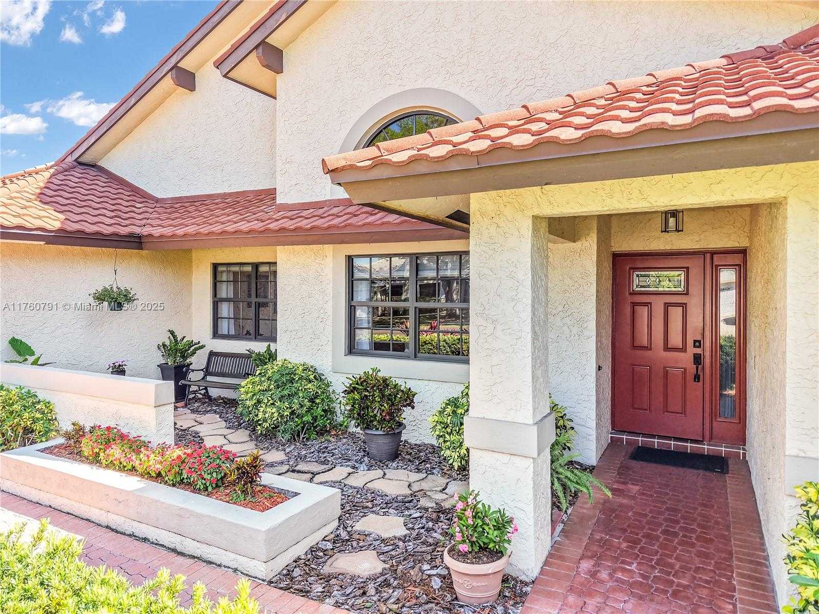 Small Image of 1520 EAST OAK KNOLL CIR, Davie Number 6