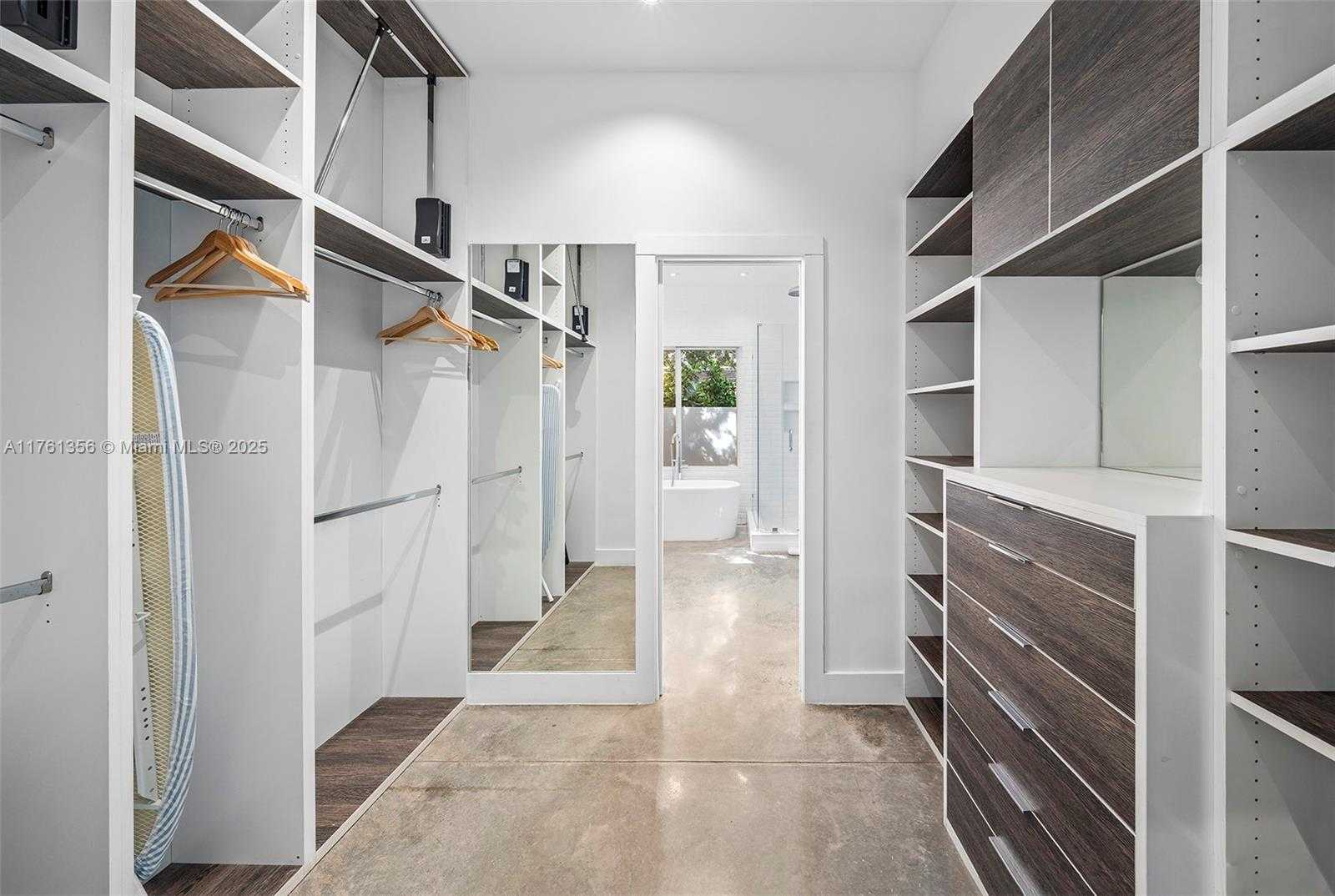 Small Image of 1000 NORTH EAST LITTLE RIVER DR, Miami Number 32