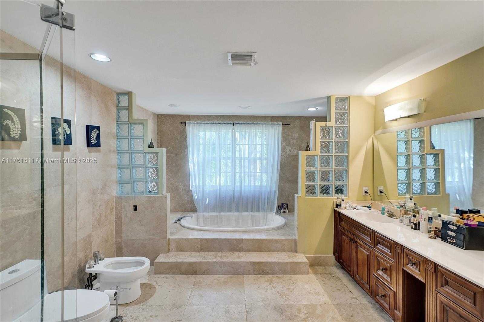 Small Image of 10643 NORTH WEST 54TH ST, Doral Number 16
