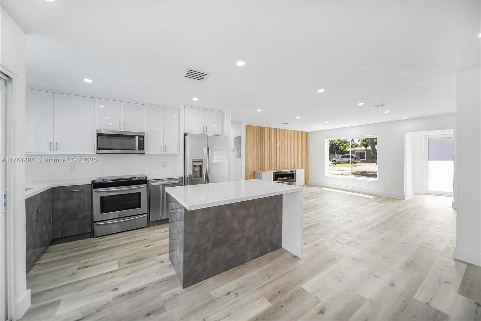 Small Image of 2001 NORTH WEST 33RD ST, Oakland Park Number 4