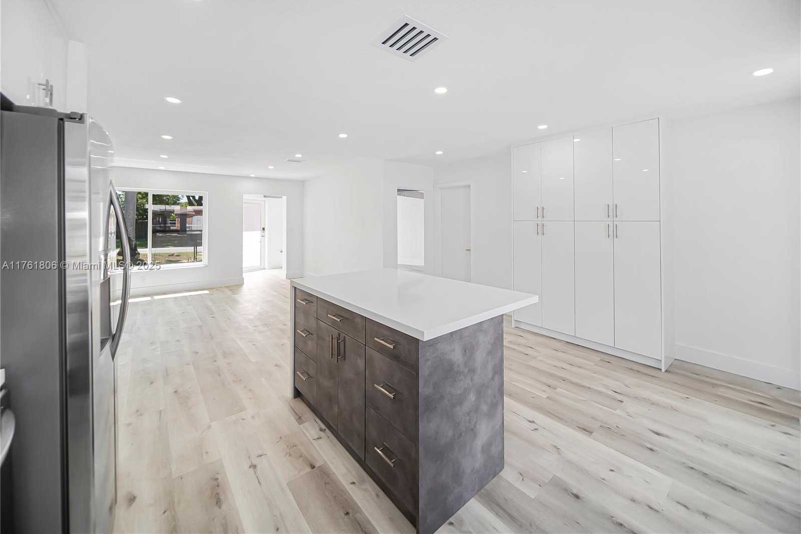 Small Image of 2001 NORTH WEST 33RD ST, Oakland Park Number 6