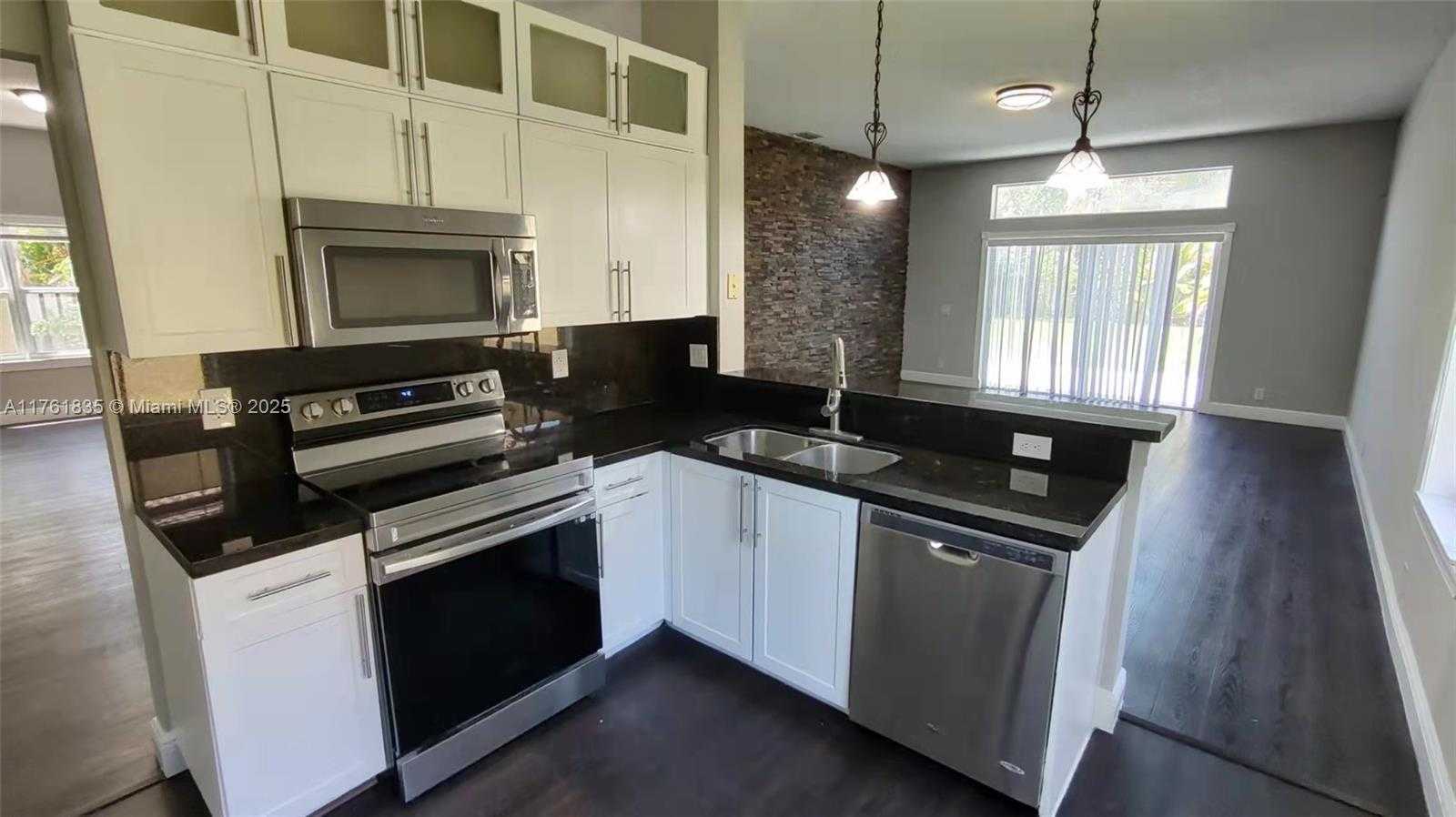 Small Image of 675 MAPLEWOOD CT, Weston Number 13