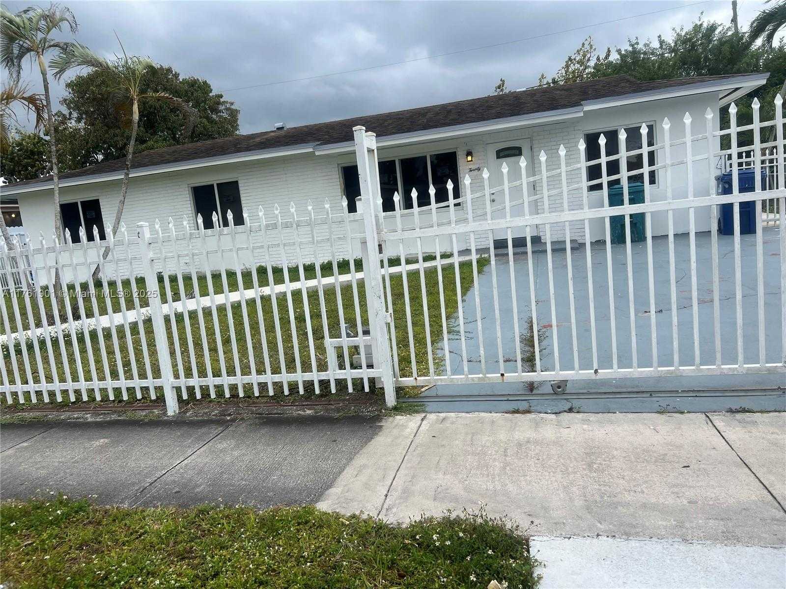 Small Image of 20 NORTH EAST 215TH ST, Miami Gardens Number 2