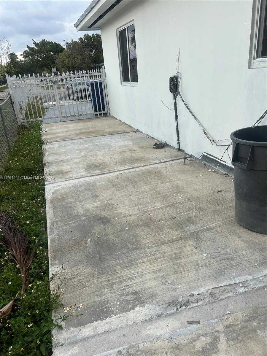 Small Image of 20 NORTH EAST 215TH ST, Miami Gardens Number 7
