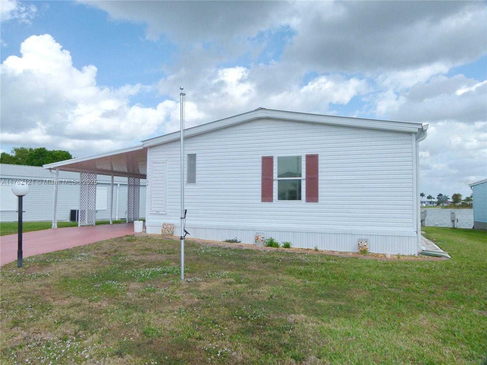 Small Image of 1704 SOUTH WEST 35TH CIRCLE, Okeechobee Number 2