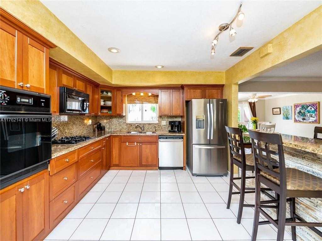 Small Image of 939 WASHINGTON ST, Hollywood Number 3