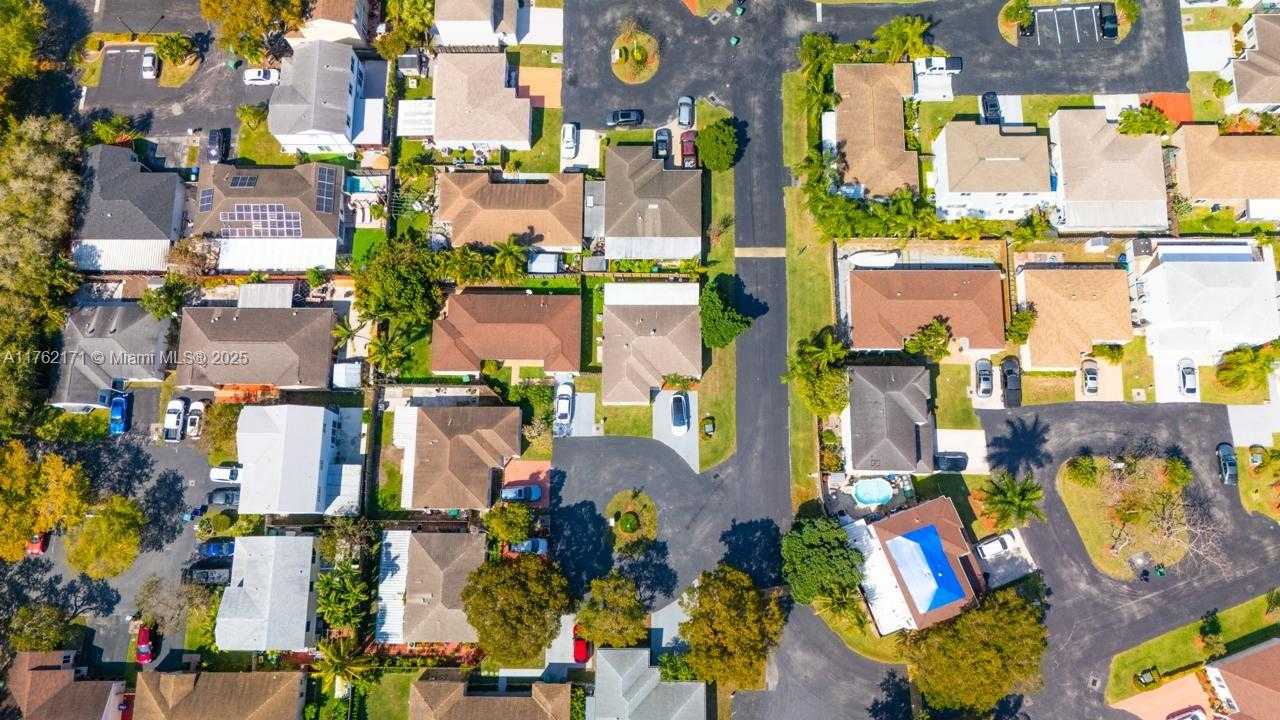 Small Image of 22226 SOUTH WEST 98TH PL, Cutler Bay Number 4