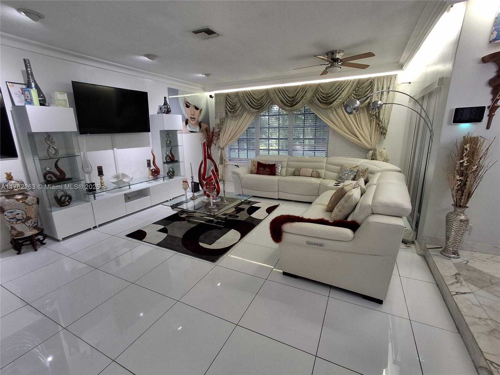 Small Image of 4511 QUEEN PALM LN, Tamarac Number 3