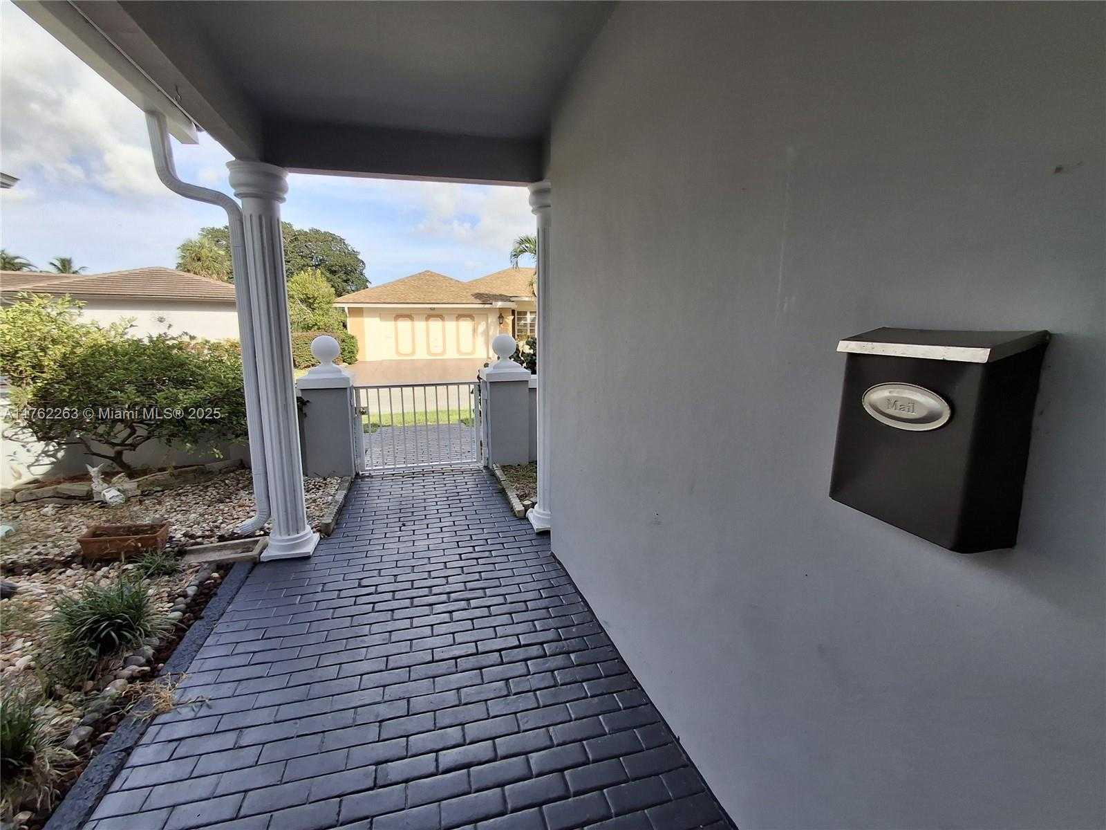 Small Image of 4511 QUEEN PALM LN, Tamarac Number 5