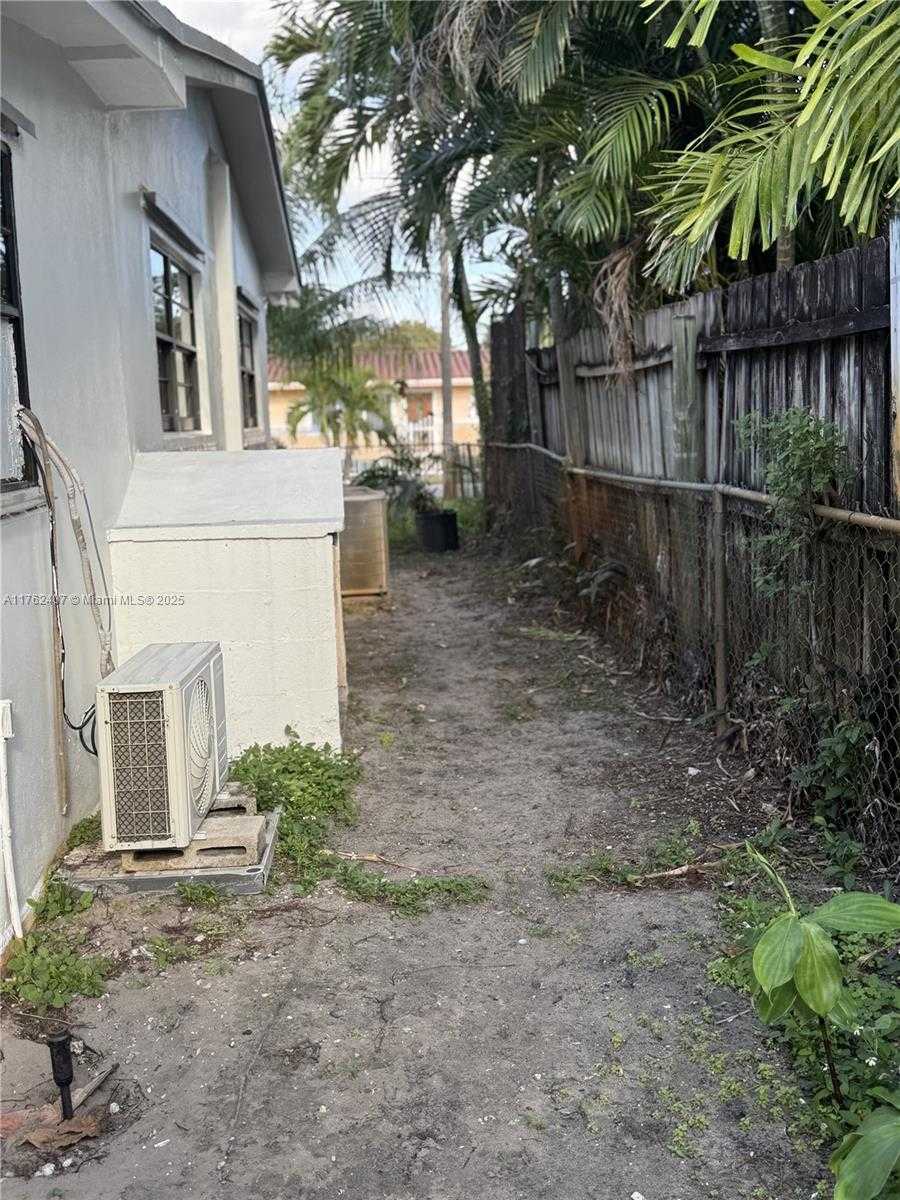 Small Image of 18600 NORTH WEST 42ND PL, Miami Gardens Number 4