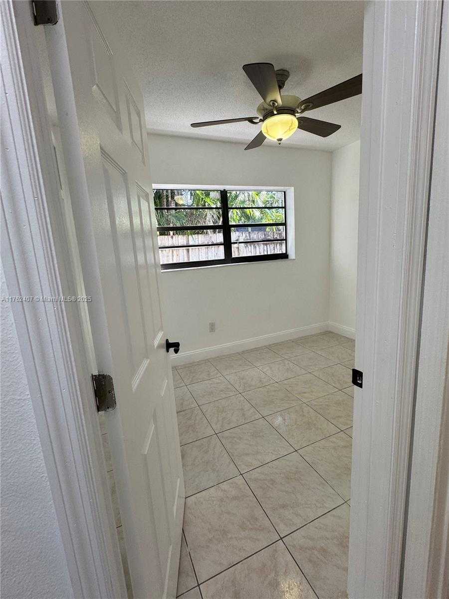 Small Image of 18600 NORTH WEST 42ND PL, Miami Gardens Number 8