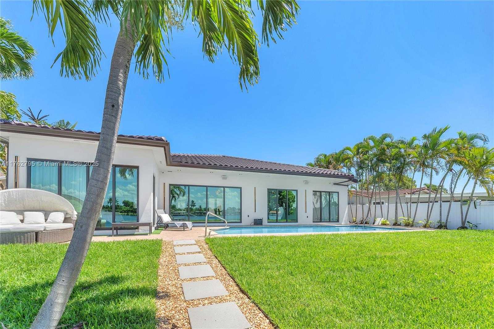 Small Image of 21100 NORTH EAST 25TH CT, Miami Number 10