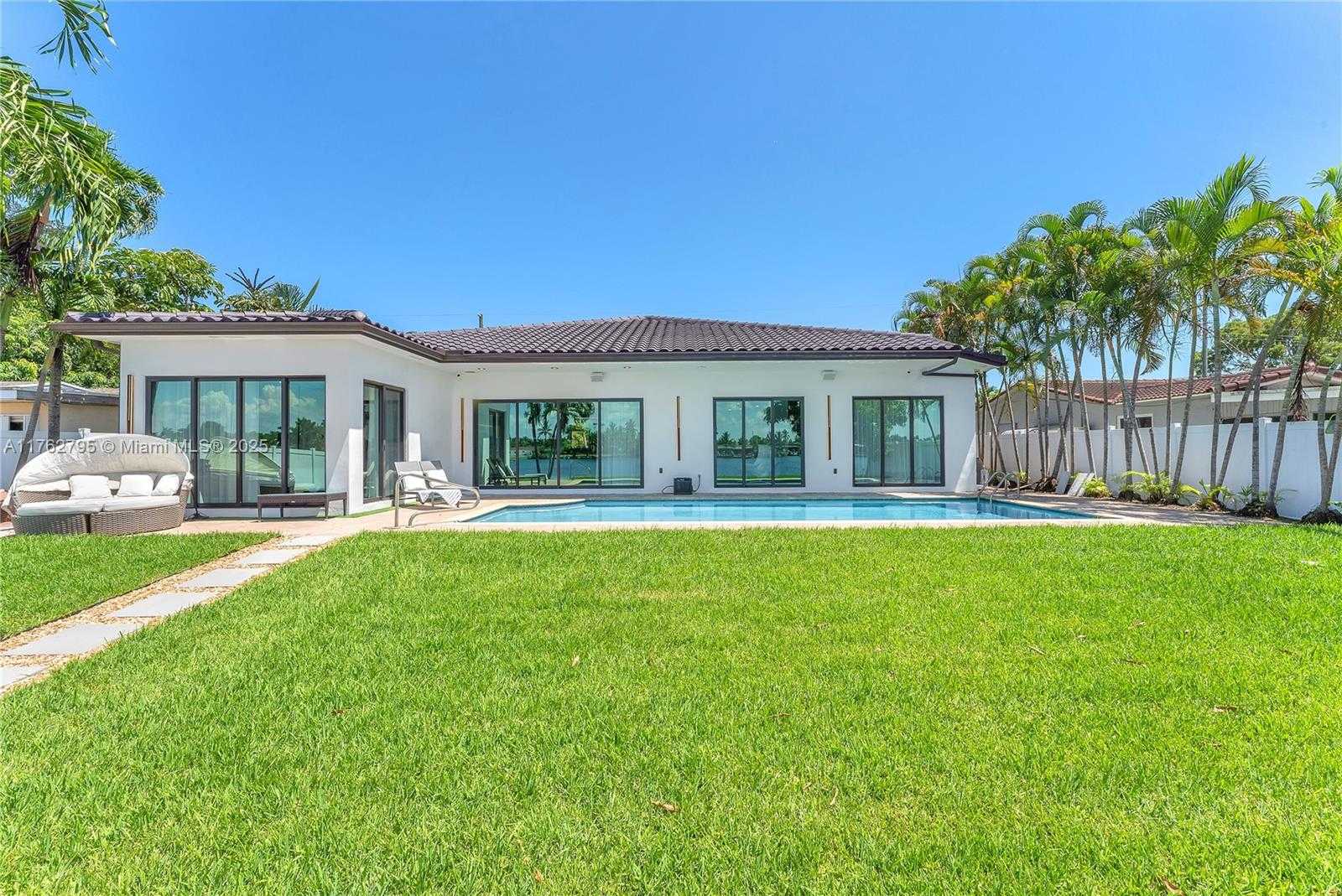 Small Image of 21100 NORTH EAST 25TH CT, Miami Number 11