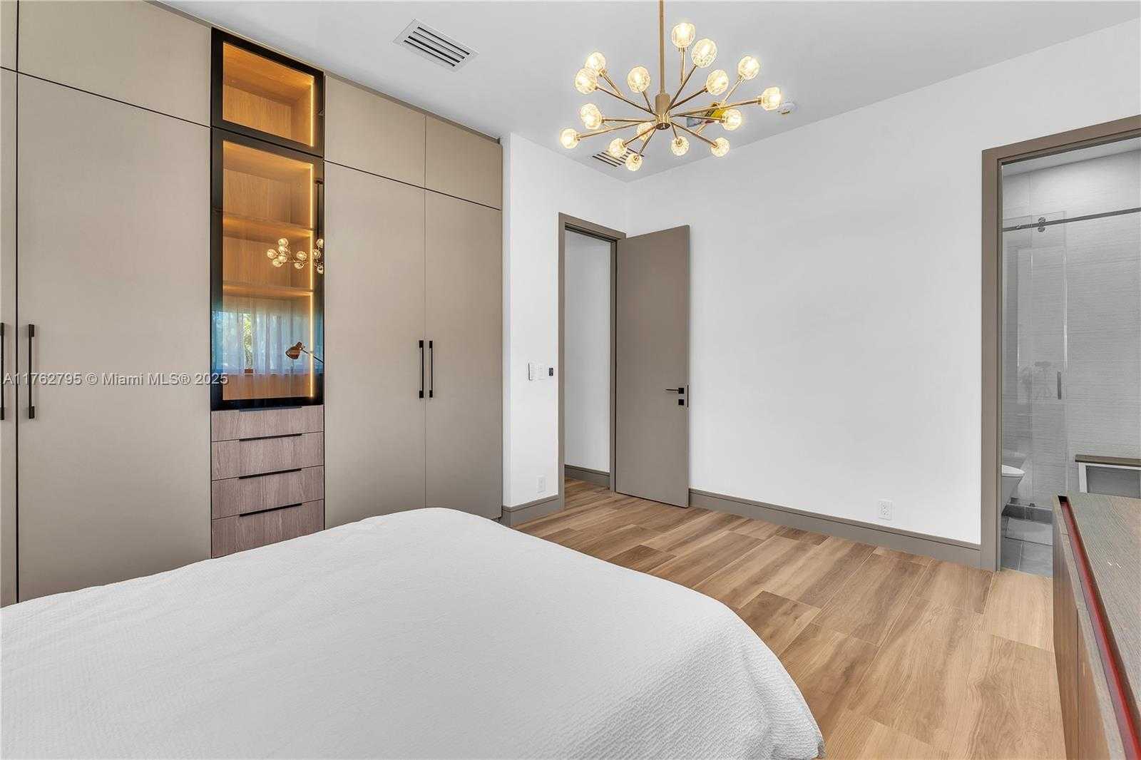 Small Image of 21100 NORTH EAST 25TH CT, Miami Number 49