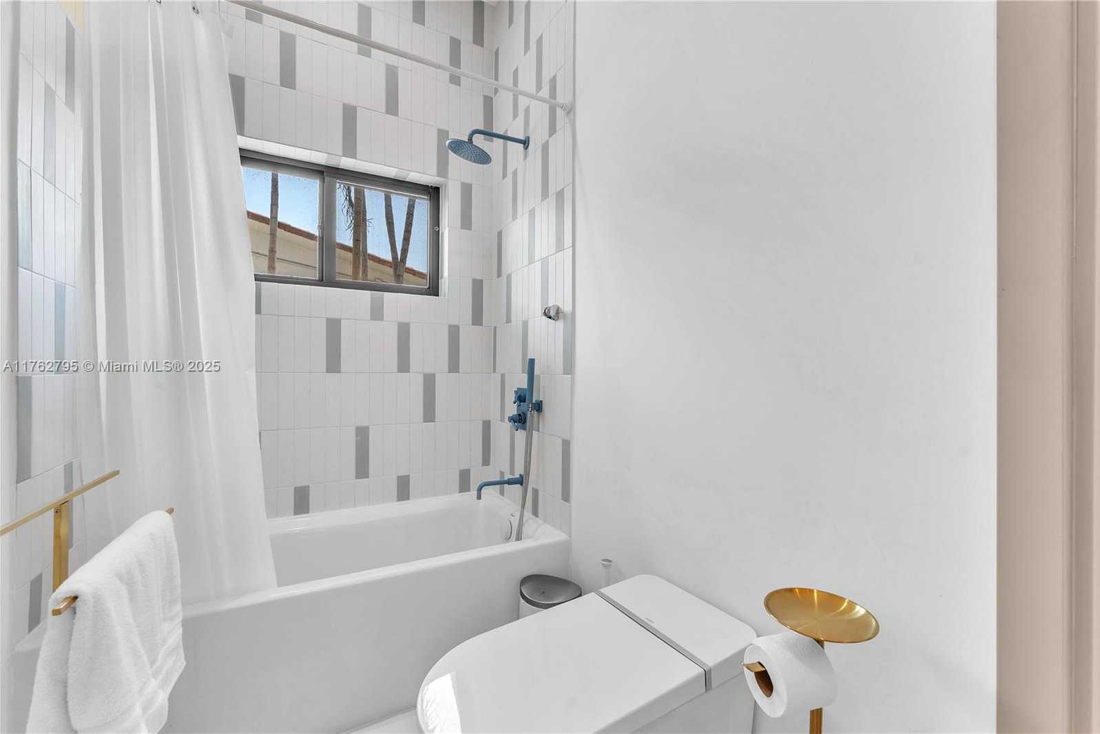 Small Image of 21100 NORTH EAST 25TH CT, Miami Number 54