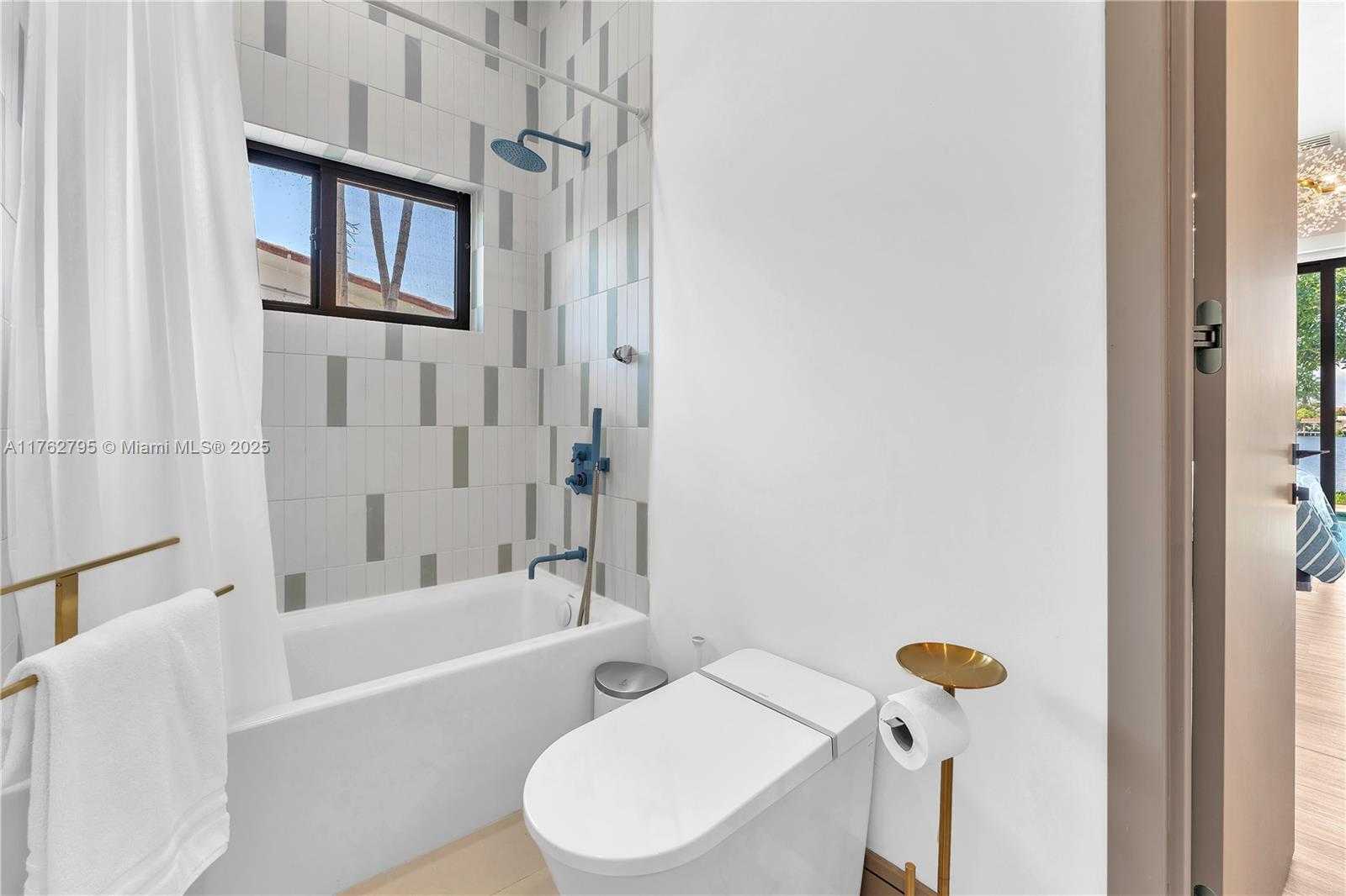 Small Image of 21100 NORTH EAST 25TH CT, Miami Number 55