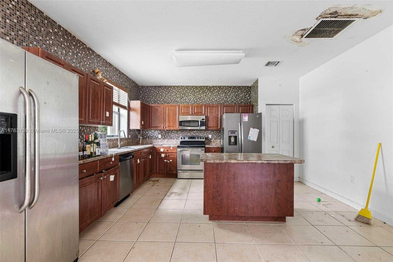 Small Image of 601 SOUTH EAST 37TH PL, Homestead Number 3