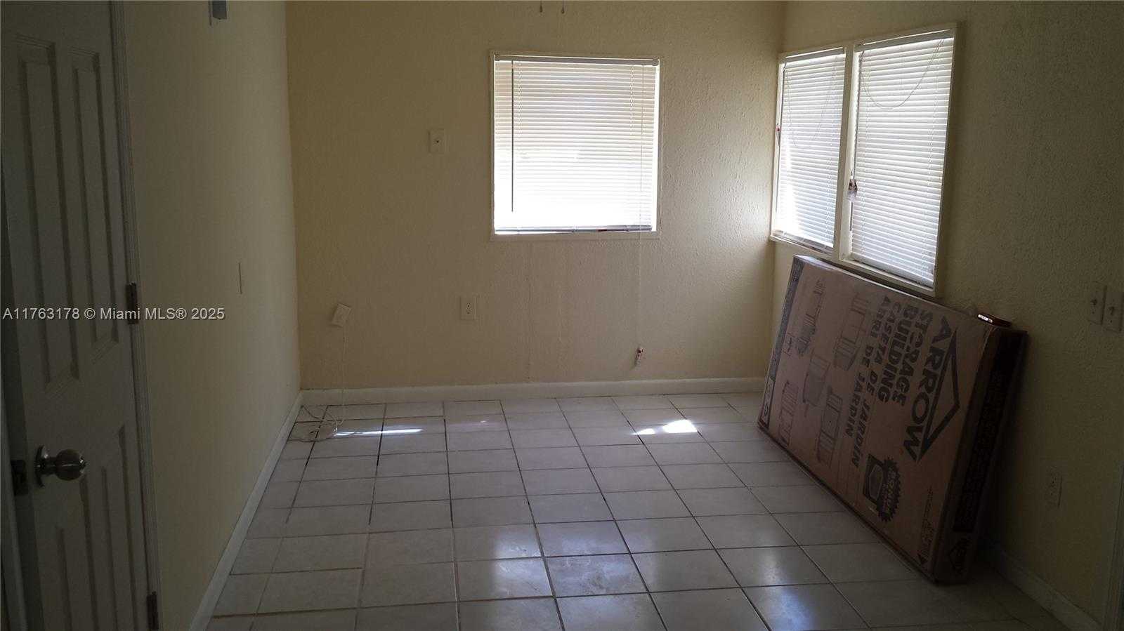 Small Image of 27 SOUTH WEST 7TH ST, Hallandale Beach Number 2