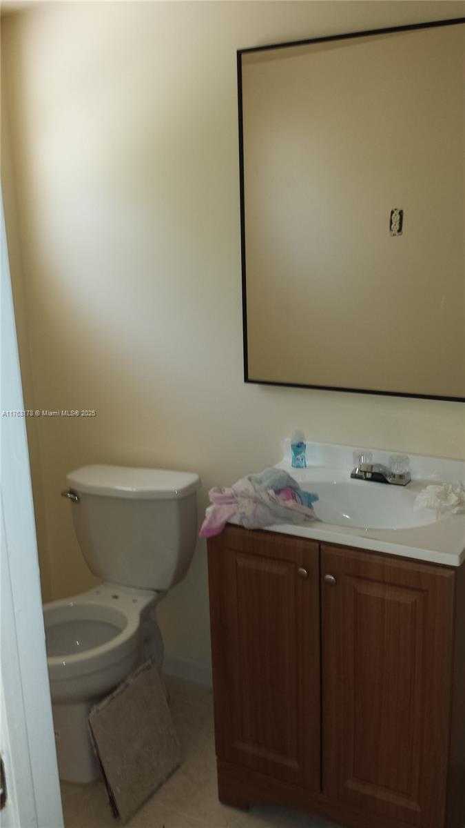 Small Image of 27 SOUTH WEST 7TH ST, Hallandale Beach Number 4