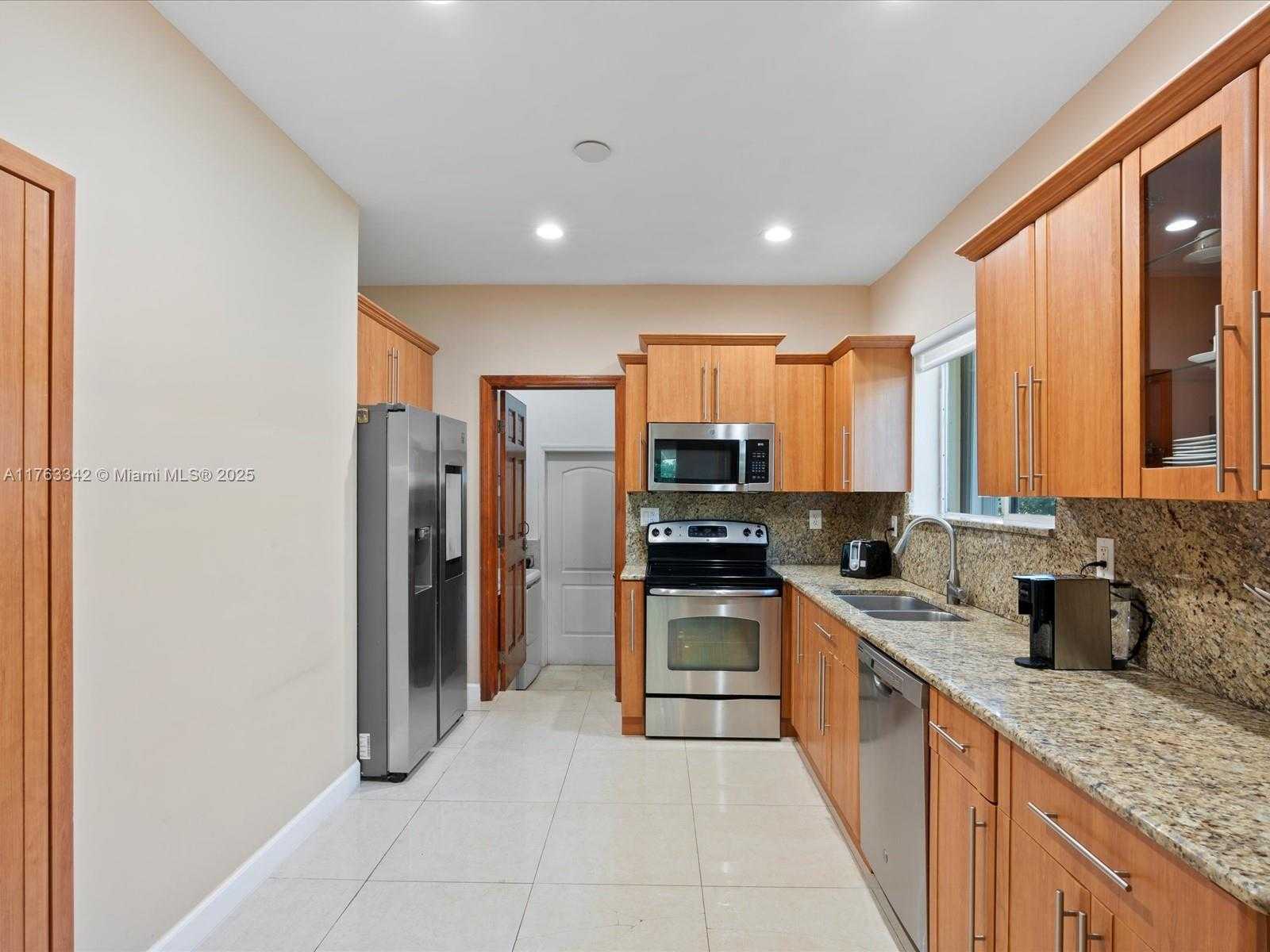 Small Image of 9457 CARLYLE AVE, Surfside Number 5
