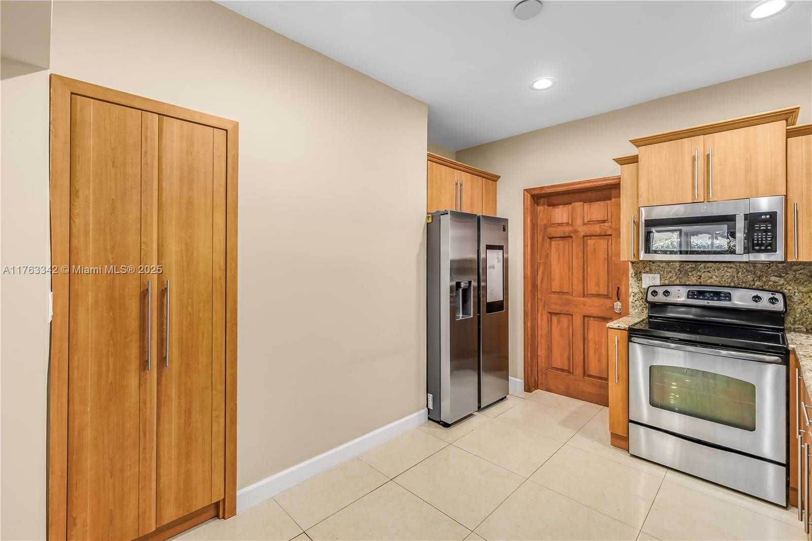 Small Image of 9457 CARLYLE AVE, Surfside Number 6