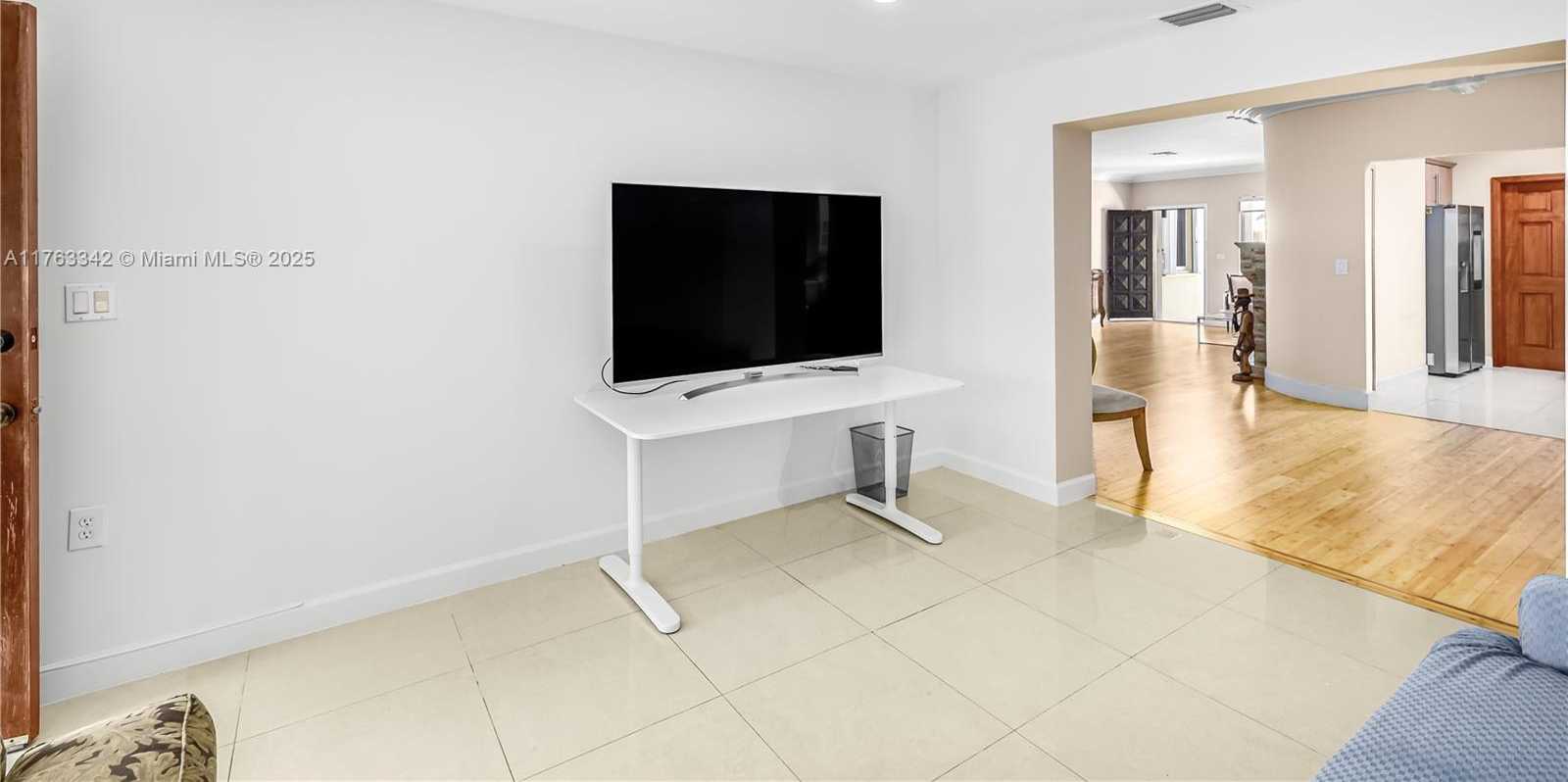 Small Image of 9457 CARLYLE AVE, Surfside Number 7