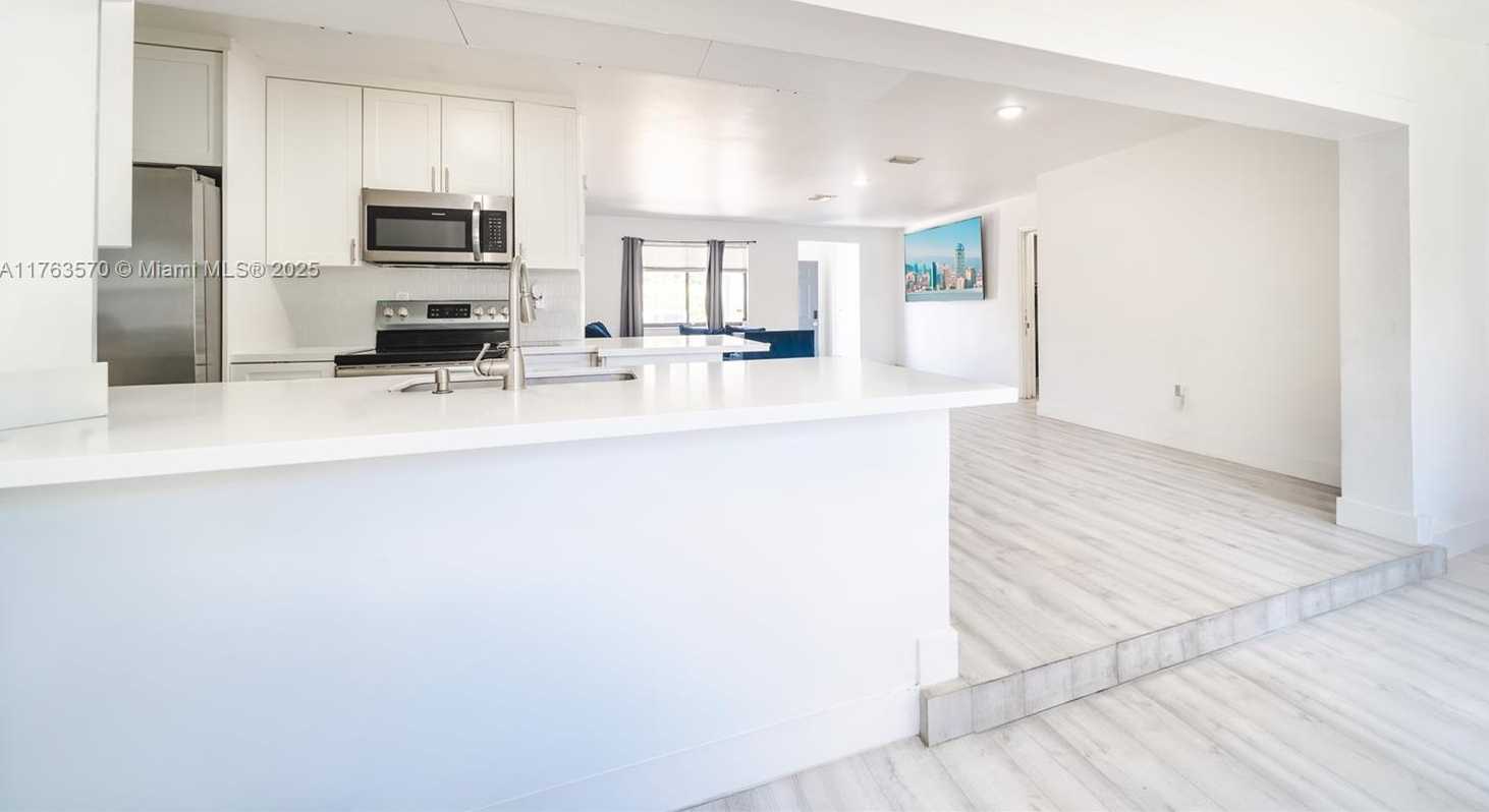 Small Image of 7450 HOPE ST, Hollywood Number 5