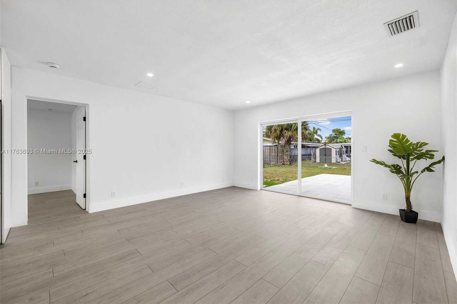Small Image of 6335 SOUTHGATE BLVD, Margate Number 12