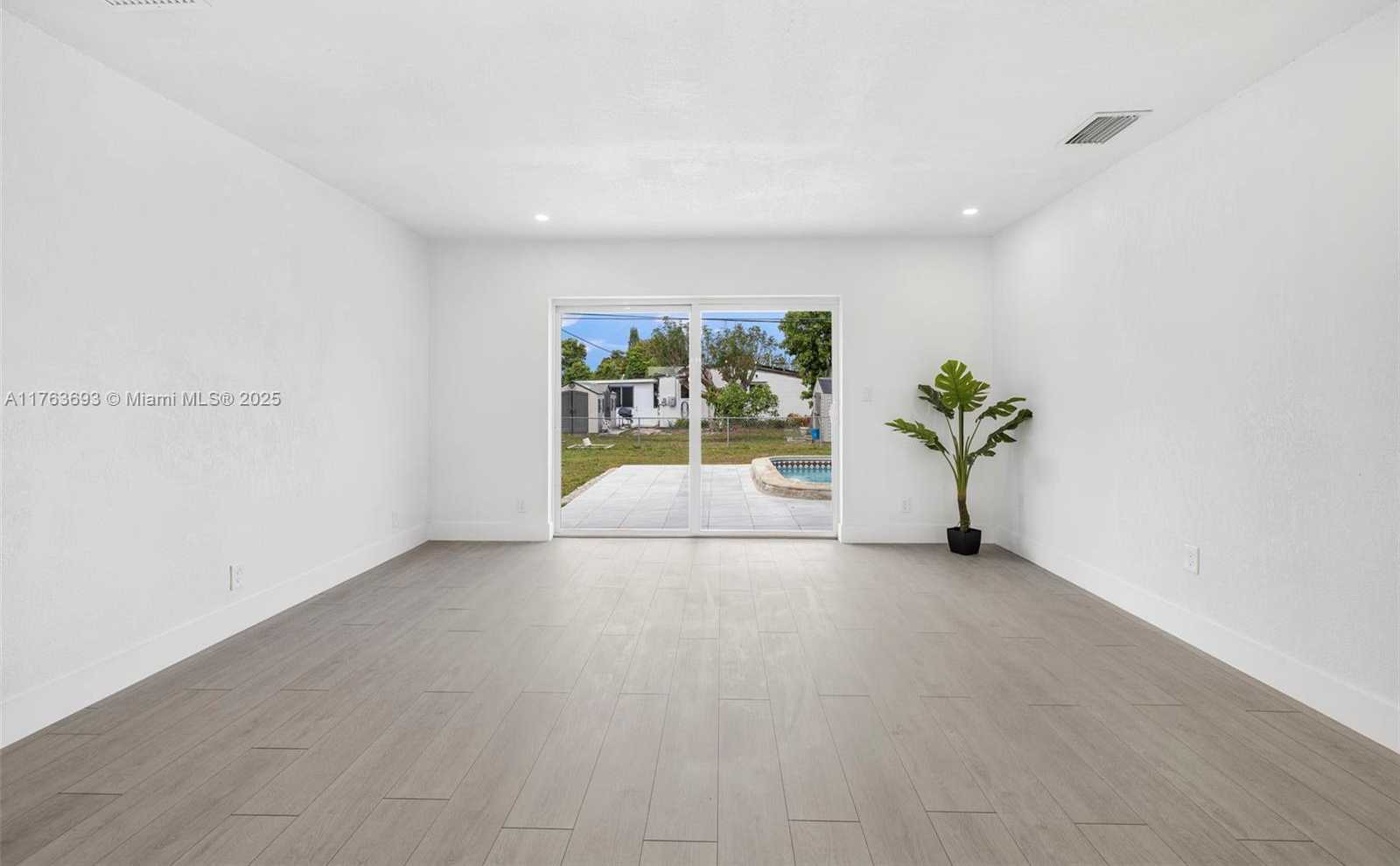 Small Image of 6335 SOUTHGATE BLVD, Margate Number 13