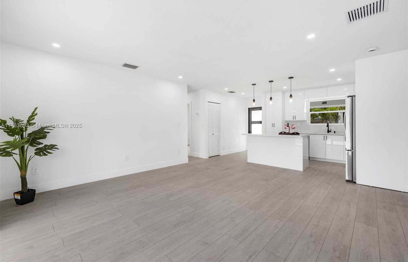 Small Image of 6335 SOUTHGATE BLVD, Margate Number 16