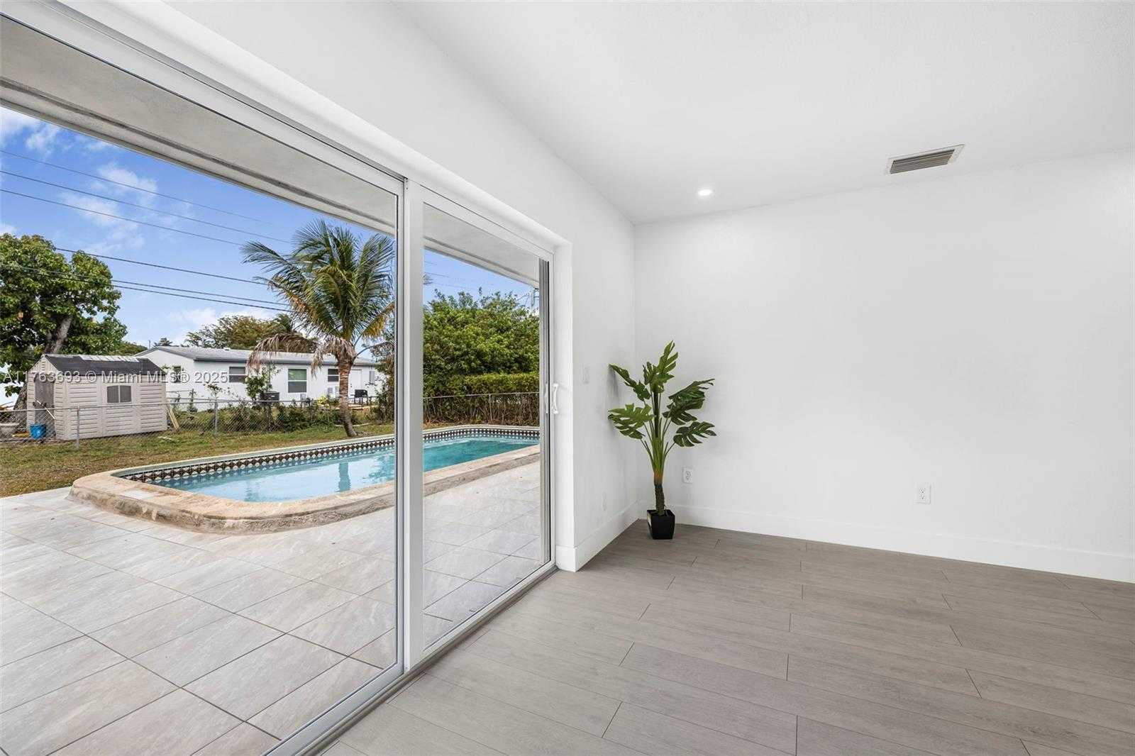 Small Image of 6335 SOUTHGATE BLVD, Margate Number 17